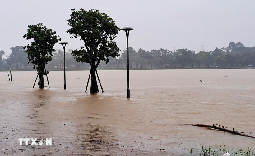 Lũ lên trên báo động 2 gây ngập đường đi bộ ven bờ Nam sông Hương, thành phố Huế. Ảnh: TTXVN