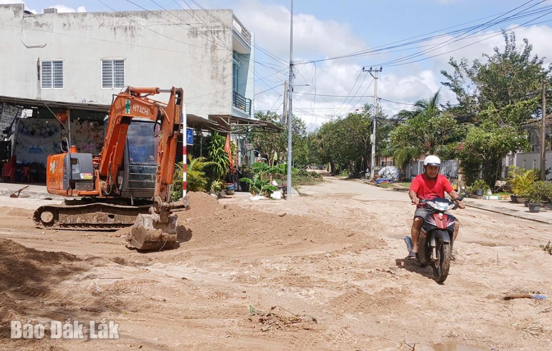 Nhà thầu tập trung nạo vét bùn đất tràn xuống đường Võ Trứ, xã Đồng Xuân để bảo đảm giao thông.