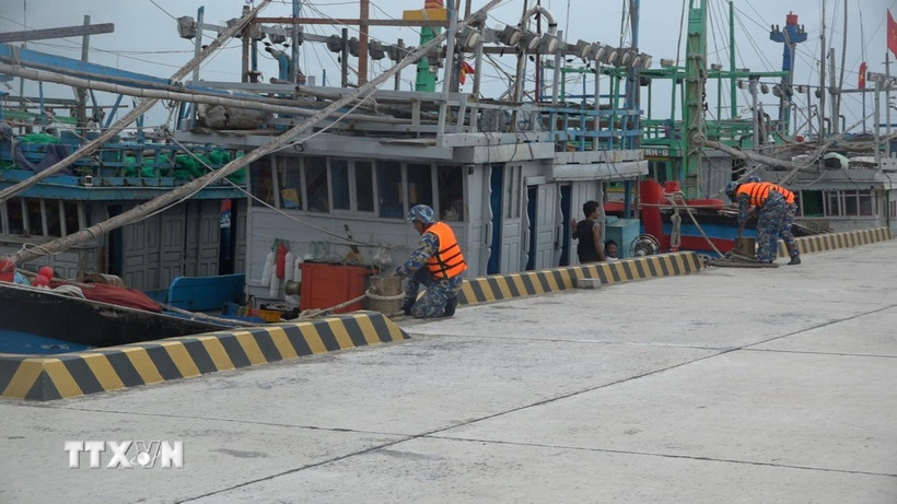 Neo buộc các tàu thuyền trên các đảo ở đặc khu Trường Sa. (Ảnh: TTXVN phát)