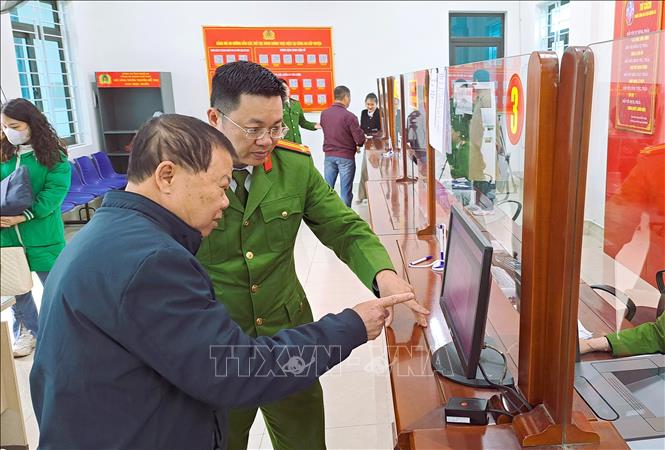 Lực lượng công an hướng dẫn công dân đến giao dịch, thực hiện thủ tục hành chính tại bộ phận một cửa Công an phường Nghi Phú, thành phố Vinh, Nghệ An. Ảnh minh họa: Xuân Tiến/TTXVN