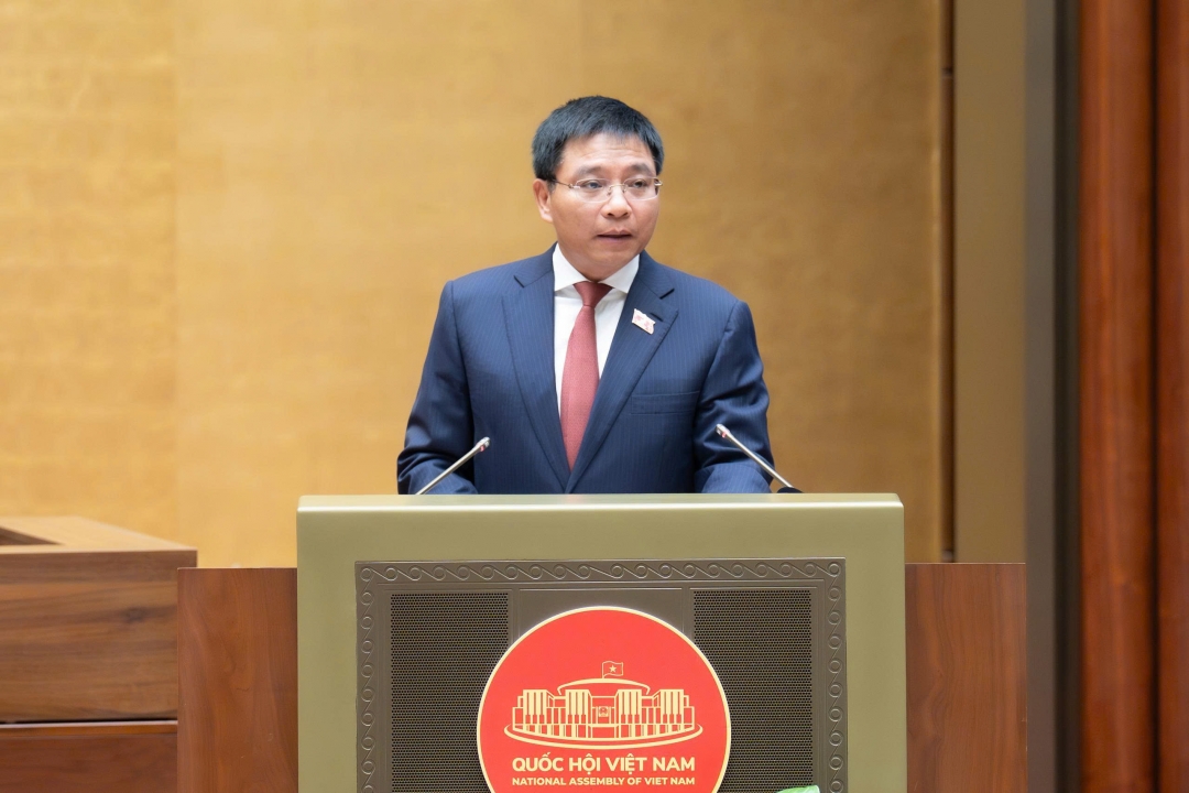 Bộ trưởng Bộ Tài chính Nguyễn Văn Thắng trình bày tờ trình. Ảnh: quochoi.vn