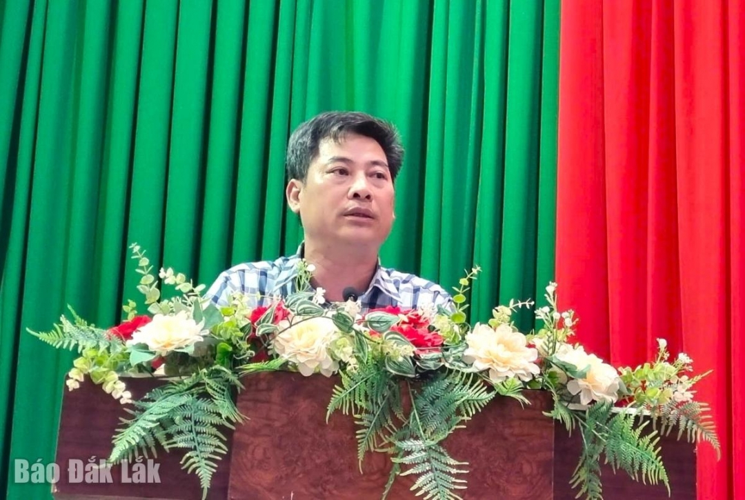 Đại diện lãnh đạo phường Tân Lập trả lời một số nội dung cử tri nêu.