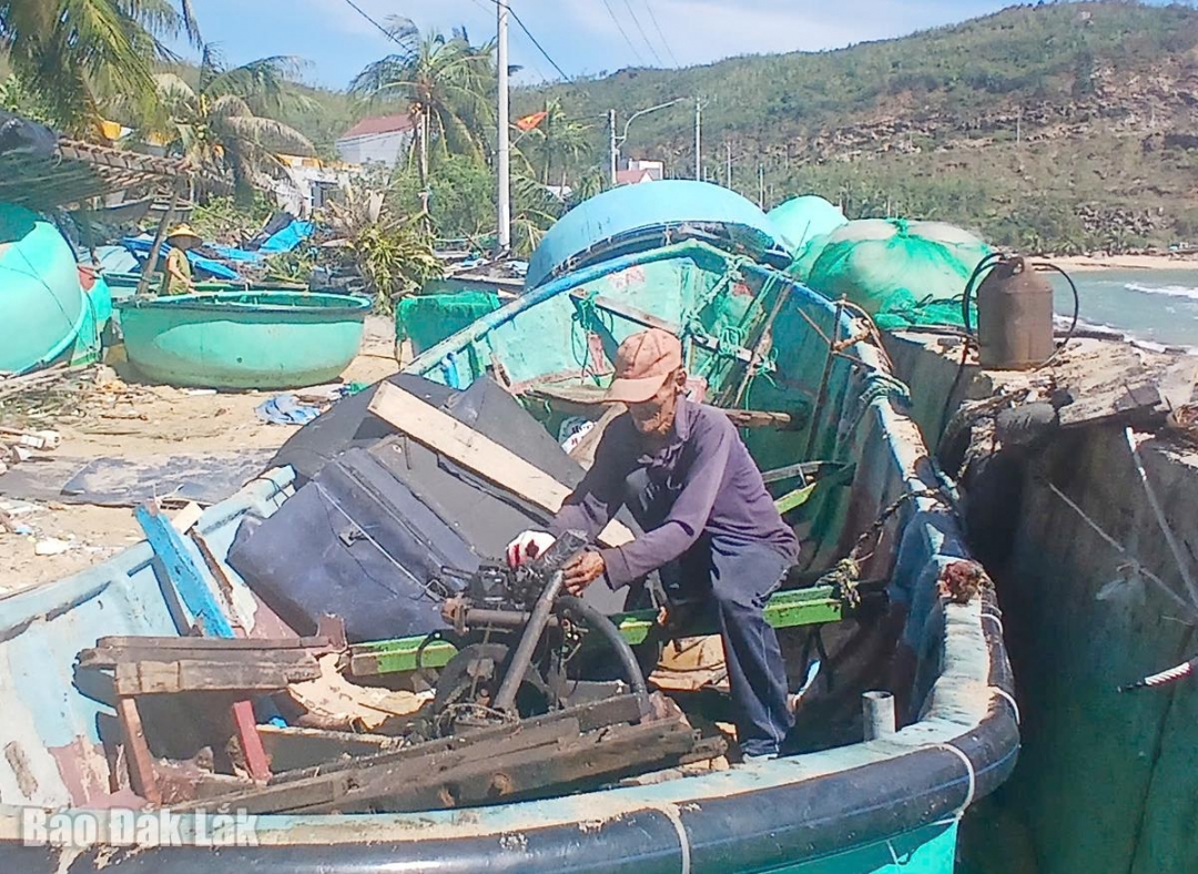 Người dân ở xã Xuân Lộc xắn tay sửa chữa chiếc ghe của gia đình bị sóng biển đánh gãy để sớm trở lại mưu sinh.
