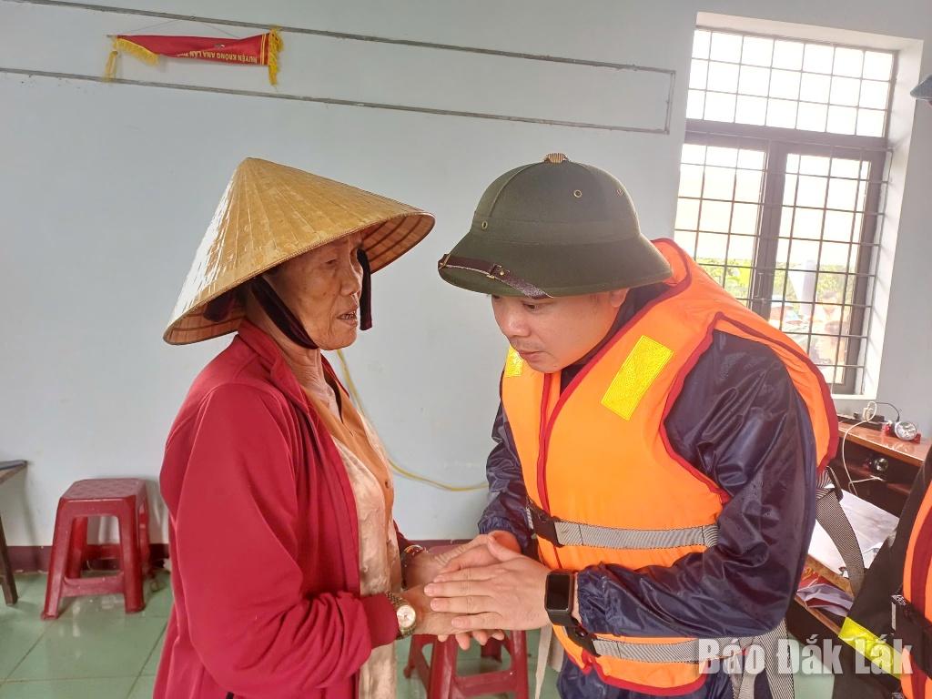 Phó Bí thư Tỉnh ủy Đỗ Hữu Huy chia sẻ khó khăn với người dân thôn 6 Bình Hòa (xã Krông Ana).