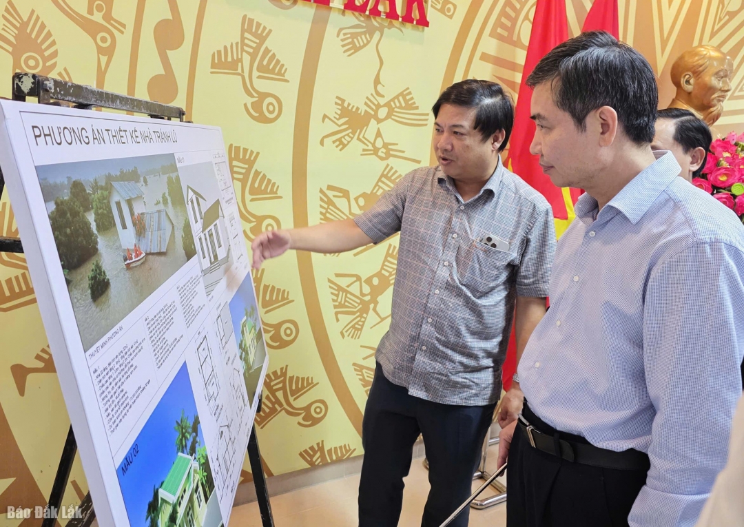 Bí thư Tỉnh ủy Lương Nguyễn MInh Triết và Chủ tịch UBND tỉnh Tạ Anh Tuấn khảo sát các phương án thiết kế nhà tránh lũ để xây dựng cho người dân.