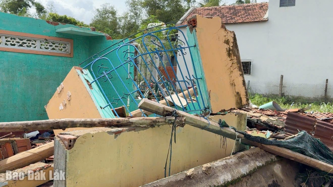 Một căn nhà bị sập đổ hoàn toàn do đợt mưa lũ vừa qua tại xã Phú Hòa 1.