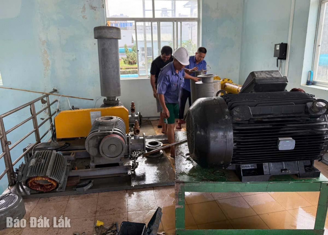 Công nhân kiểm tra động cơ bơm sau khi vệ sinh bùn rác.