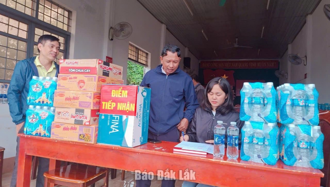 Tổ dân phố 8 Tân Tiến tiếp nhận nhu yếu phẩm của người dân trên địa bàn ủng hộ cho bà con vùng lũ phía Đông của tỉnh.