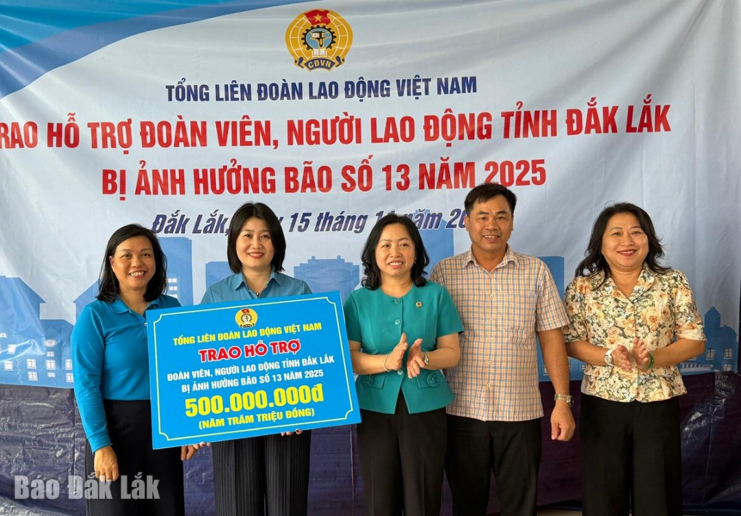 Đồng chí Thái Thu Xương, Phó Chủ tịch Thường trực Tổng LĐLĐ Việt Nam Việt Nam trao biểu trưng hỗ trợ 500 triệu đồng cho đoàn viên, người lao động tỉnh bị thiệt hại do bão số 13.