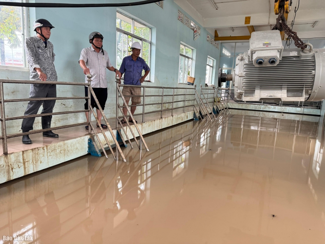 Công ty Cổ phần Cấp thoát nước Phú Yên đang nỗ lực sửa chữa hệ thống máy bơm đã bị ngập do nước lũ.