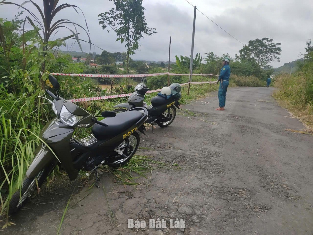 Xã Nam Ka dăng dây cảnh báo nguy hiểm trên tuyến đường bị sạt lở.