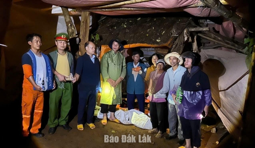 Lãnh đạo xã Nam Ka vận động người dân trở về nhà.