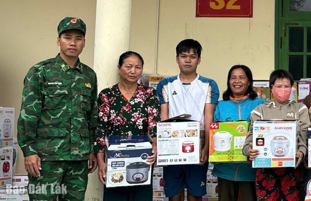 Nồi cơm điện được trao cho người dân vùng lũ phường Xuân Đài.