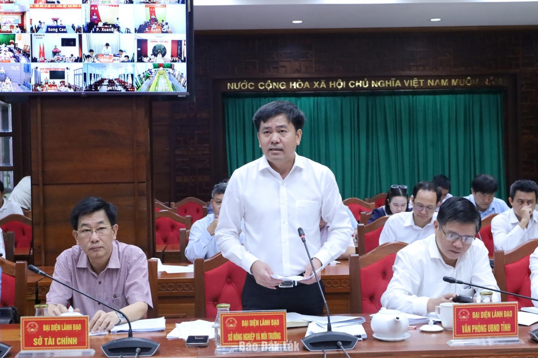 Giám đốc Sở Nông nghiệp và Môi trường tỉnh Đắk Lắk Nguyễn Minh Huấn phát biểu ý kiến tại cuộc họp.