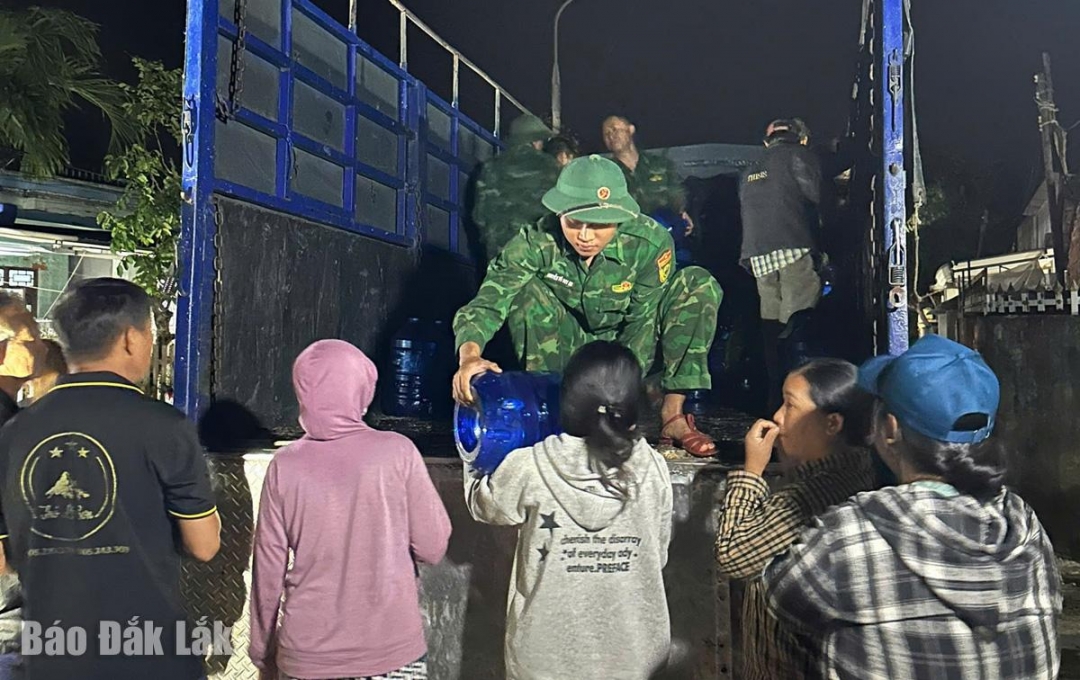Trong ánh đèn đêm, hình ảnh những chiến sĩ biên phòng miệt mài mang vác từng can nước nặng trĩu băng qua các tuyến đường còn lầy lội đã tạo nên cảm xúc ấm áp, tiếp thêm niềm tin cho người dân vùng lũ.