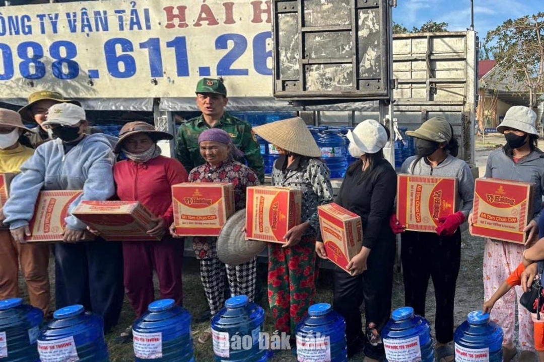 Người dân phường Sông Cầu được cung cấp nước sạch kịp thời.