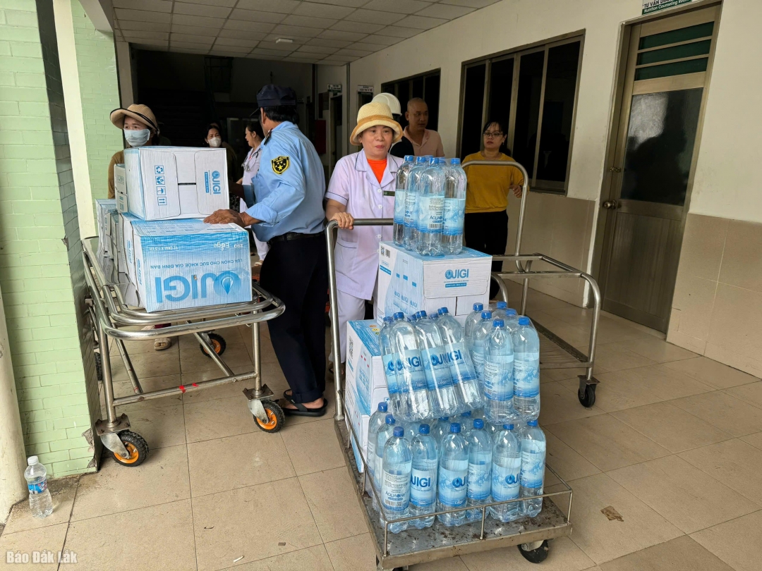 Nước suối được hỗ trợ kịp thời, góp phần phục vụ nhu cầu khám chữa bệnh và chăm sóc bệnh nhân.
