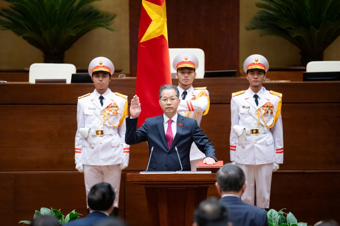 Chánh án TAND tối cao Nguyễn Văn Quảng thực hiện Lễ tuyên thệ nhậm chức trước Quốc hội. Ảnh: quochoi.vn