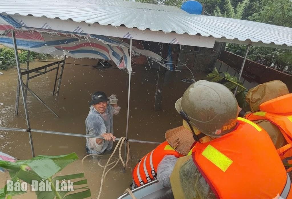 Cán bộ Đội CSGT Đường bộ số 3 hỗ trợ sơ tán người dân phường Phú Yên.