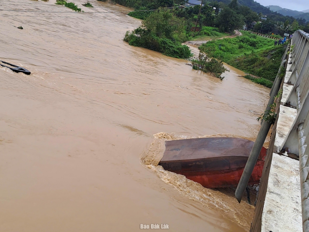 Đến thời điểm hiện tại vẫn còn 1 tàu cát bị chìm khu vực cầu Giang Sơn.