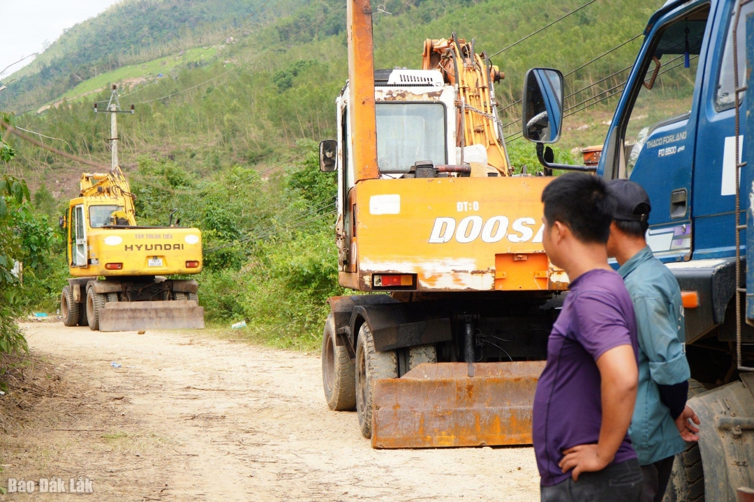Lực lượng chức năng xã Phú Mỡ đã huy động các phương tiện cơ giới, máy móc đẩy nhanh tiến độ làm đường giúp người dân đi lại thuận tiện hơn.