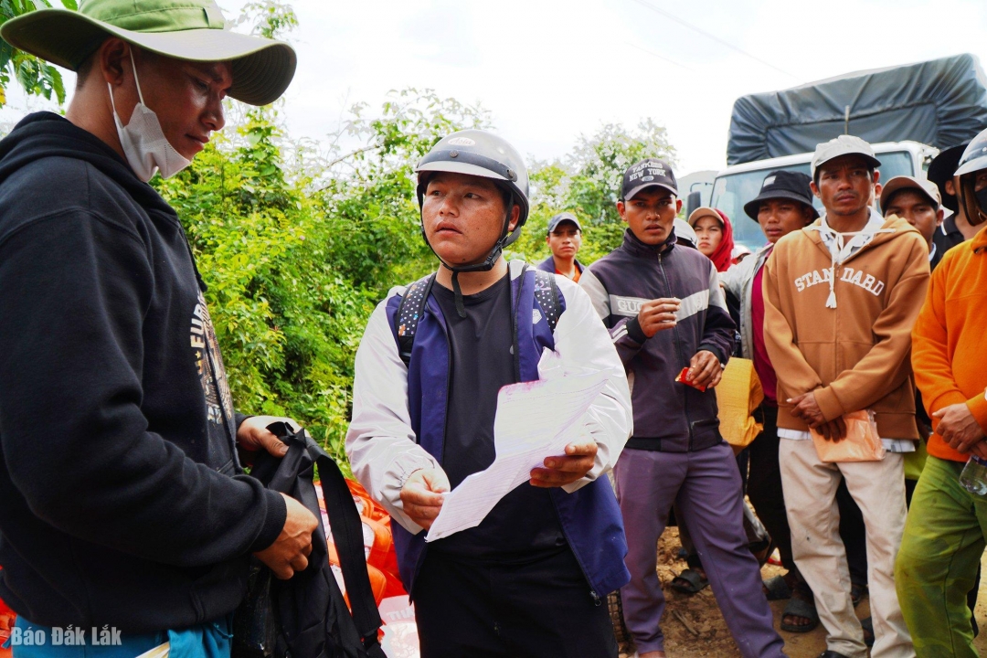 Sau khi nhận hàng, trưởng thôn Phú Hải dựa trên danh sách để phân phối cho người dân. 