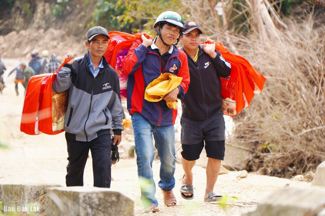 Các thanh niên cũng tranh thủ mang nhiều vật dụng của nhà tài trợ về làng bằng đường bộ. 