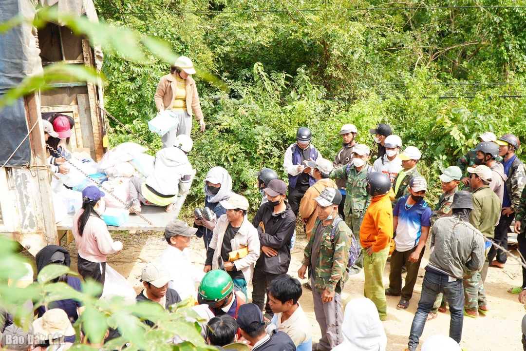 Điểm nhận hàng nhu yếu phẩm diễn ra tại một khu rừng cách trung tâm xã rất xa. Ảnh: Nhật Huy