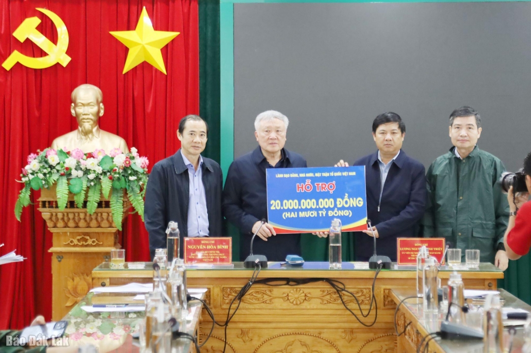 Phó Thủ tướng Thường trực Chính phủ Nguyễn Hòa Bình thay mặt lãnh đạo Đảng, Nhà nước và MTTQ Việt Nam trao bảng tượng trưng hỗ trợ tỉnh Đắk Lắk 20 tỷ đồng để khắc phục hậu quả lũ lụt. Ảnh: Lê Thành.