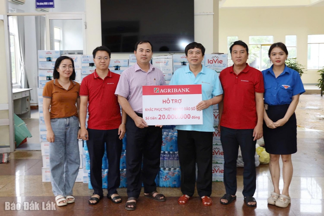 Giám đốc Agribank Chi nhánh Phú Yên Phan Thông Thái (thứ ba từ phải qua) trao hỗ trợ cho xã Phú Hòa 1.