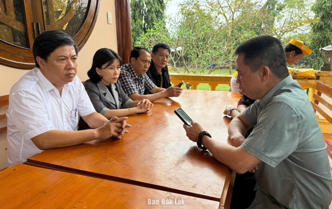 Bí thư Đảng ủy, Chủ tịch HĐND xã Phú Hòa 2 Cao Anh Sơn báo cáo tình hình thiệt hại của địa phương.