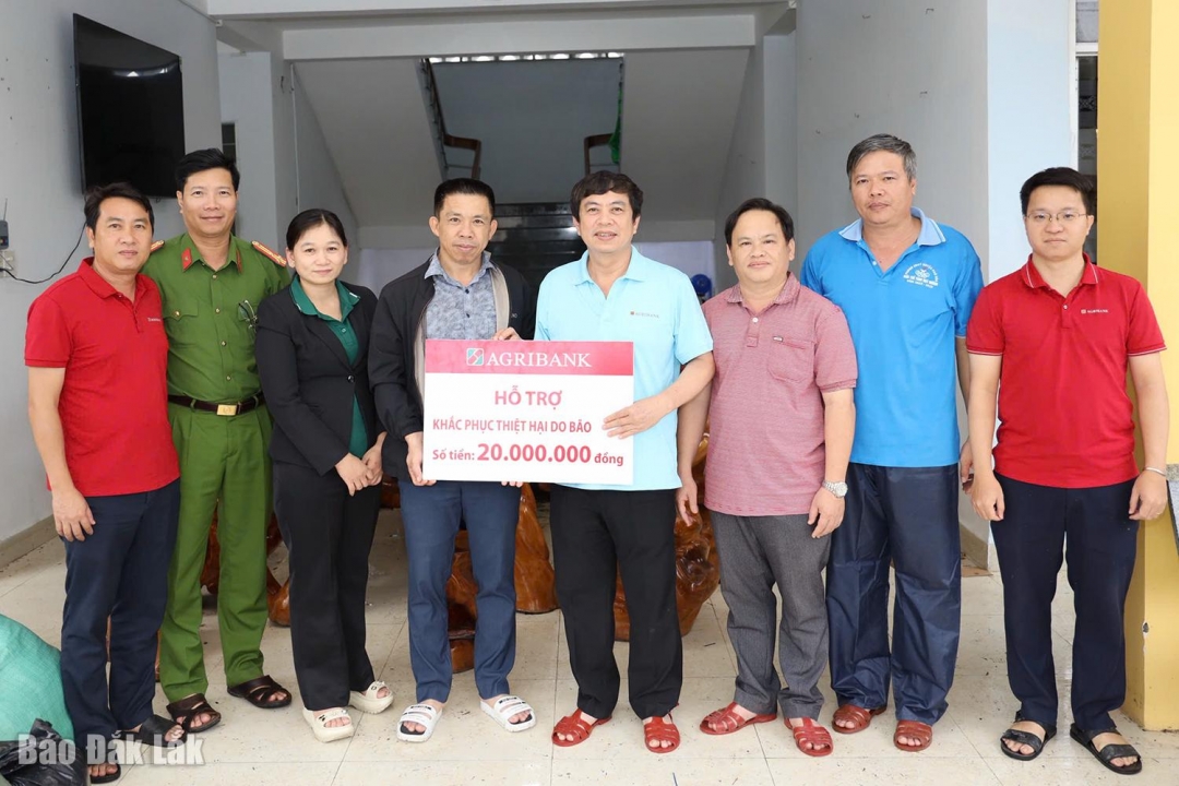 Đoàn công tác của Agribank Chi nhánh Phú Yên trao hỗ trợ cho xã Phú Hòa 2.