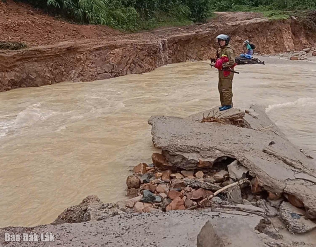 Tuyến đường trên địa bàn xã Phú Mỡ bị chia cắt do lũ.