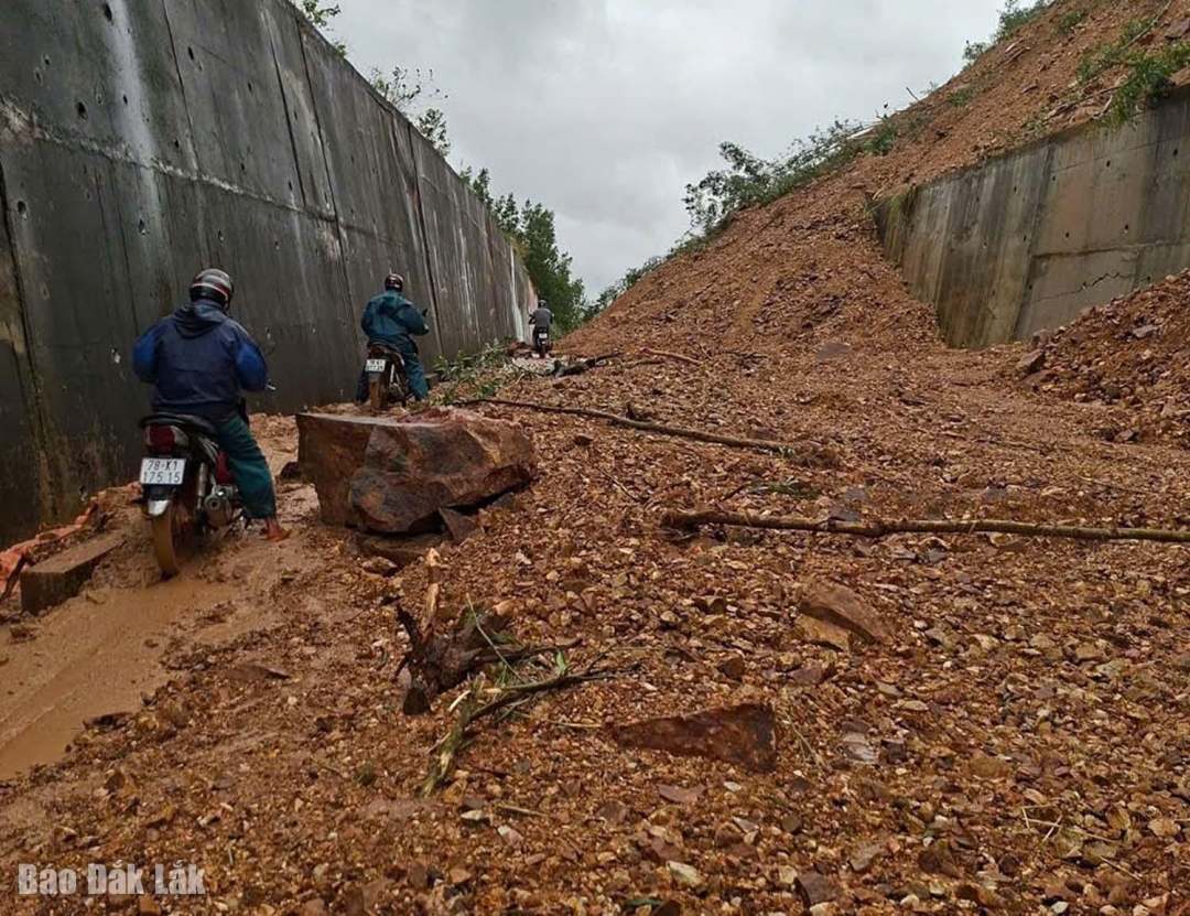 Nhiều tuyến đường ở xã Phú Mỡ bị sạt lở do mưa lũ.