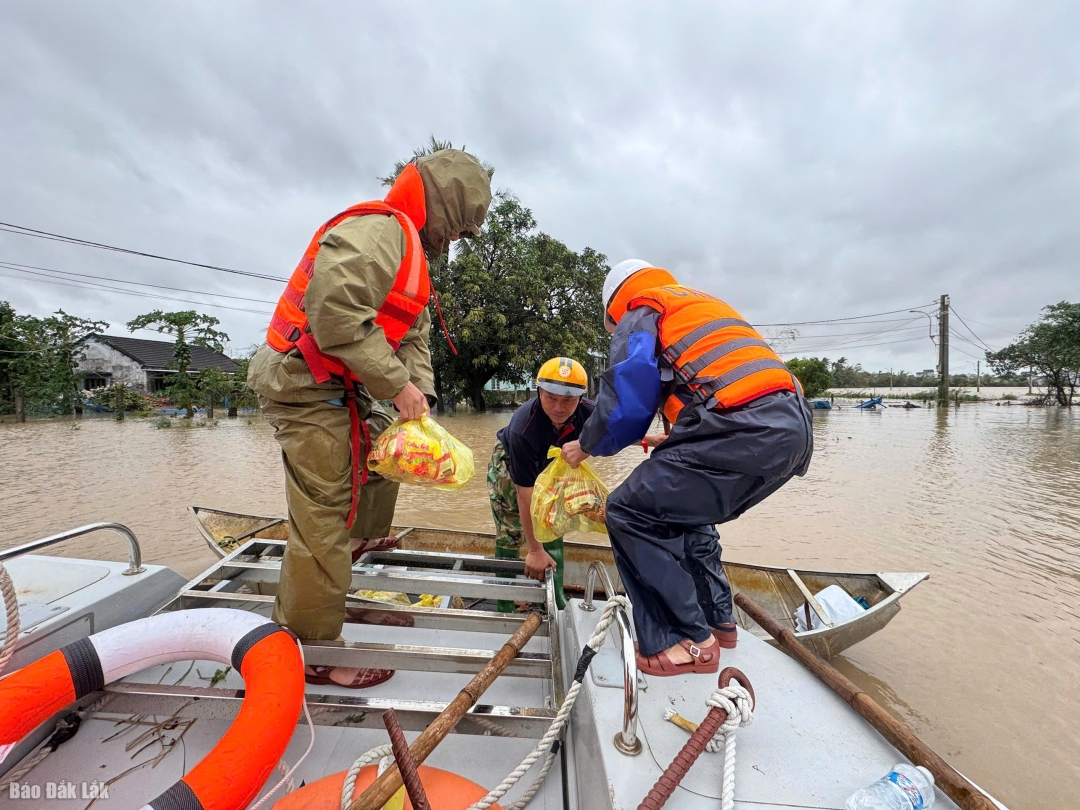 Lực lượng cứu hộ tiếp ứng lương thực cho người dân vùng bị cô lập.