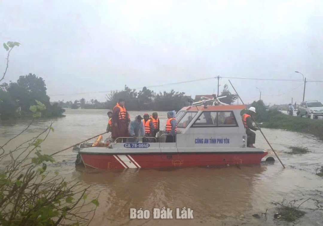 Ca nô được huy động để di chuyển đến những vùng bị ngập sâu.