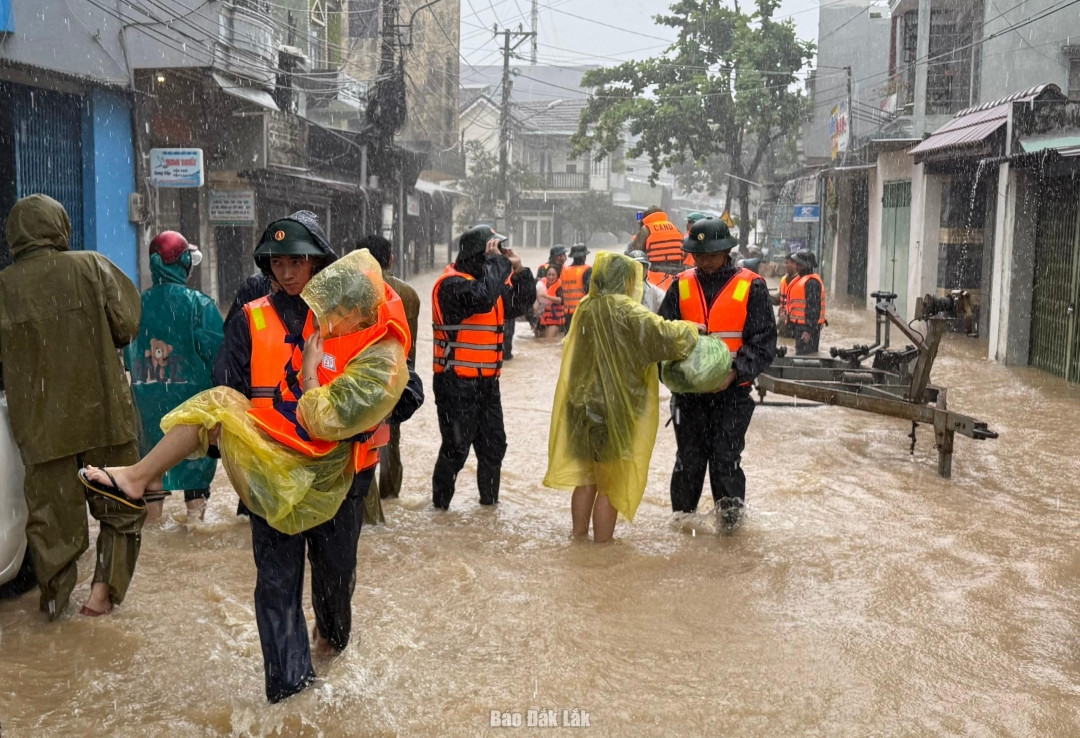 Cán bộ, chiến sĩ hỗ trợ di dời người dân phường Tuy Hòa ra khỏi khu vực ngập sâu.