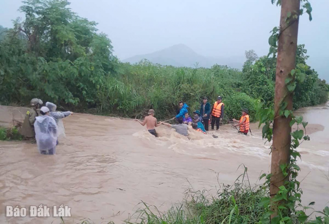 Lực lượng chức năng đưa người dân bị mắc kẹt trong rẫy về nơi an toàn.