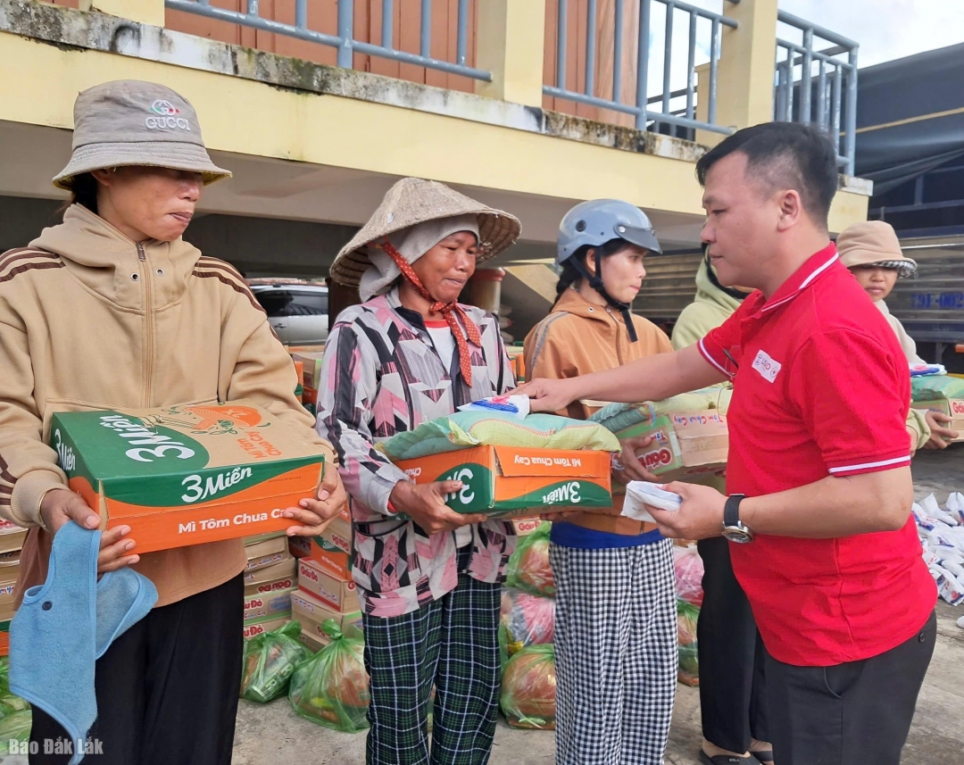 Hội Chữ thập đỏ tỉnh tặng quà bà con xã Phú Mỡ