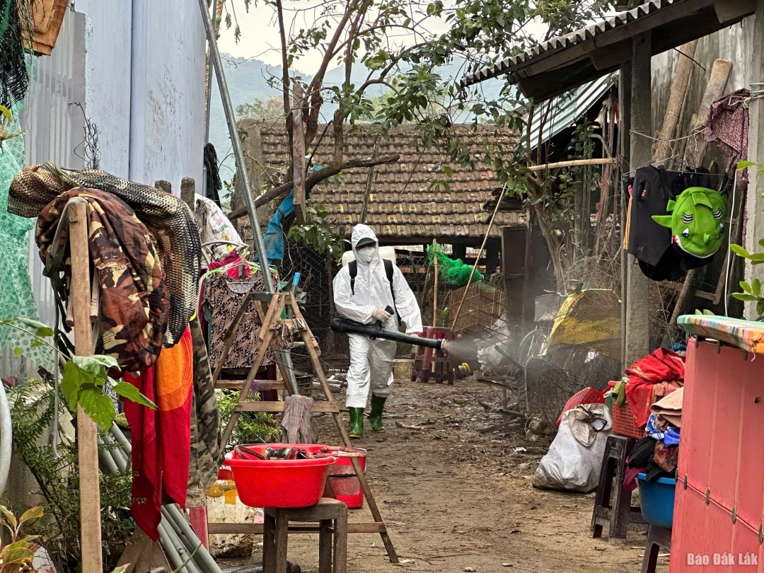 Chiến sĩ Trung đoàn Cảnh sát Cơ động Tây Nguyên giúp địa phương phun thuốc khử trùng môi trường.