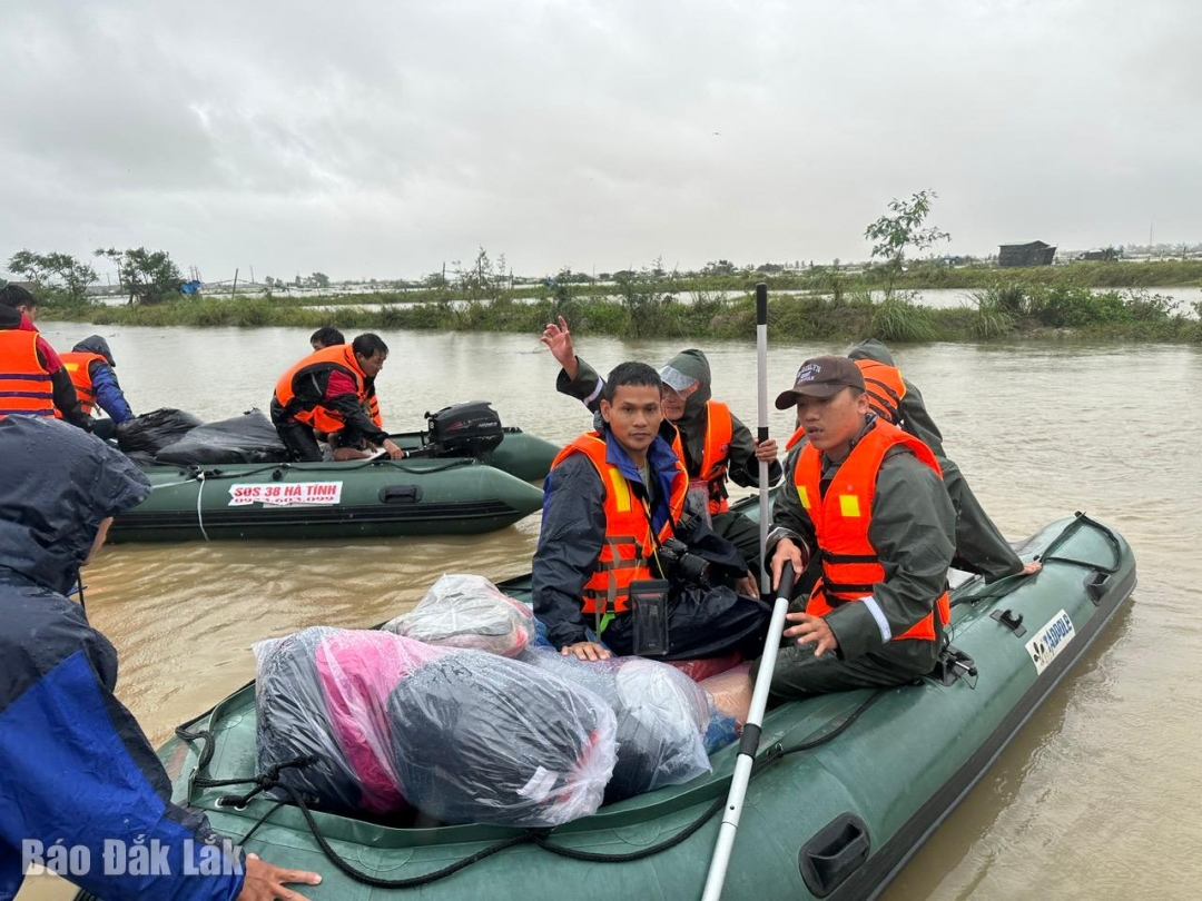 Đội hình tình nguyện Team Bằng Tộc và Team SOS Hà Tĩnh đưa xuồng cao su mang quần áo mới cho bà con ốc đảo Phước Giang