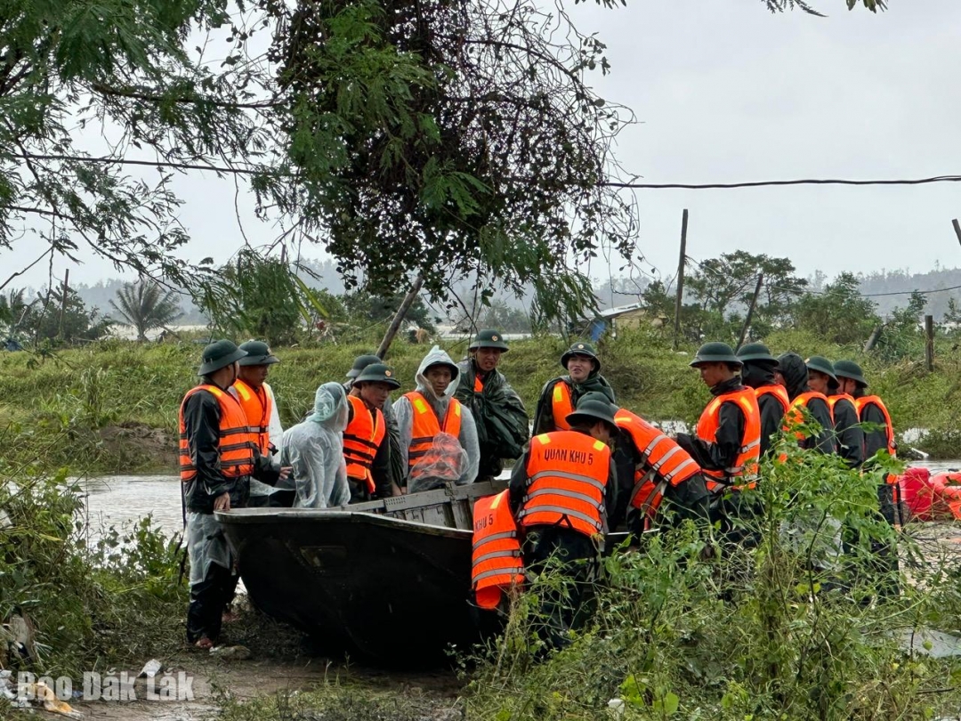 Cán bộ, chiến sĩ Lữ đoàn 572 đưa phuong tiện vượt sông trao thực phẩm, nước uống cho người dân cùng cô lập thôn Phước Giang