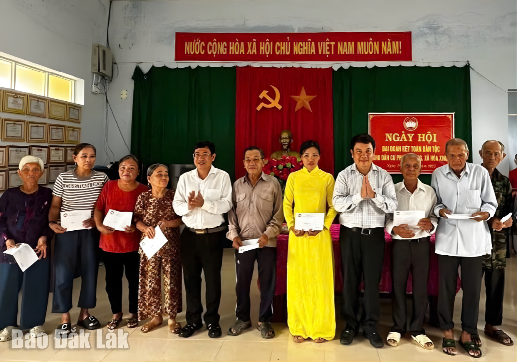 Đồng chí Huỳnh Lữ Tân, Ủy viên Ban Thường vụ Tỉnh ủy, Trưởng Ban Quản lý Khu kinh tế Phú Yên cùng lãnh đạo xã Hòa Xuân tặng quà cho hộ nghèo, cận nghèo của thôn Phước Giang.