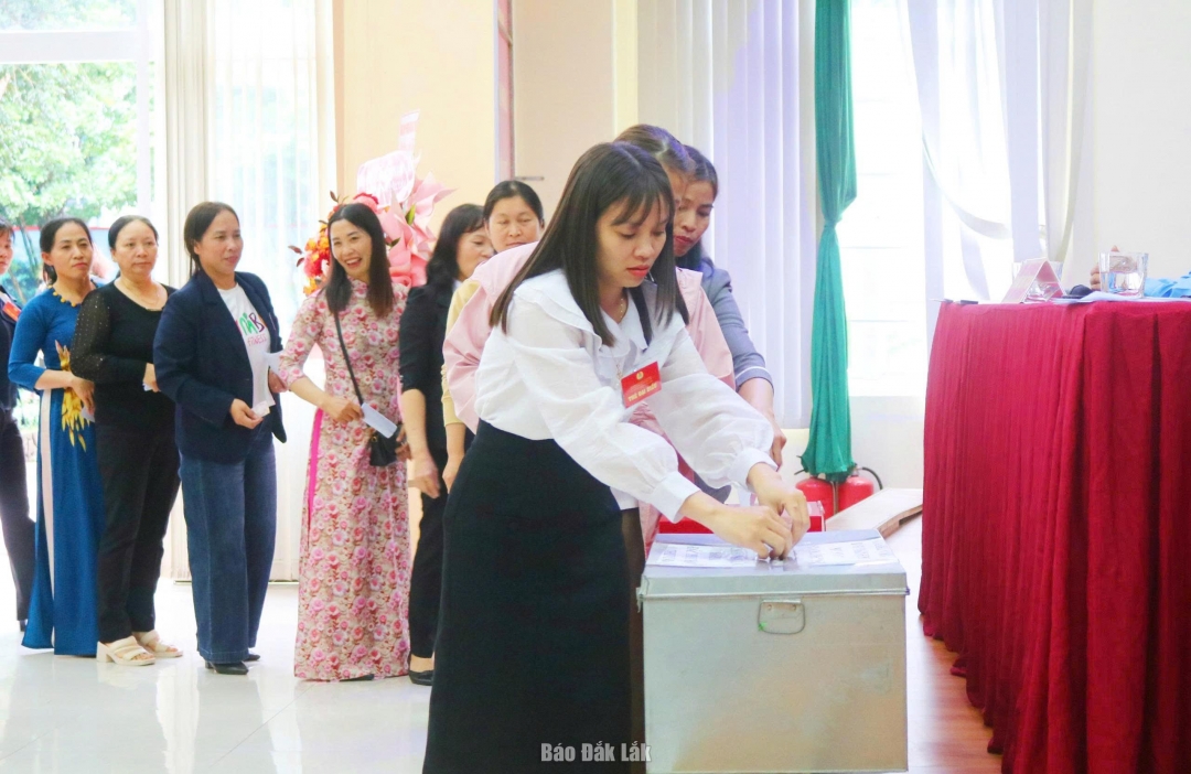 Đoàn viên Công đoàn cơ sở Công ty Cổ phần Môi trường Đô thị và Môi trường Đắk Lắk ủng hộ đồng bào bị mưa lũ.