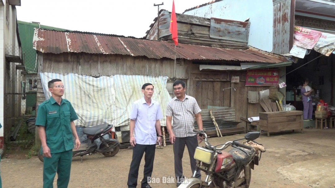 Lãnh đạo xã Pơng Drang kiểm tra công tác giải phóng mặt bằng tại chợ Pơng Drang cũ