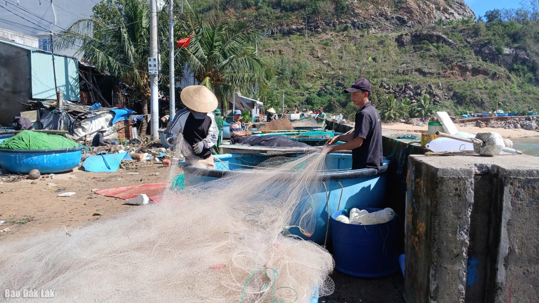 Đôi vợ chồng ngư dân trẻ ở Sông Cầu nhặt nhạnh lại những thứ còn sót lại, rạc (gỡ) tấm lưới chuẩn bị trời êm trở lại mưu sinh. Ảnh: T.Hiếu