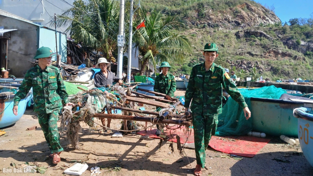 Bộ đội biên phòng giúp ngư dân xã Xuân Lộc khắc phục hậu quả sau bão, ổn định cuộc sống. Ảnh: T.Hiếu