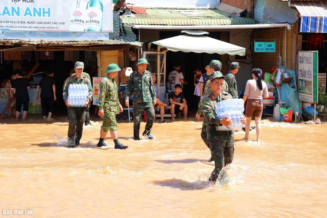 Bộ đội giúp Nhân dân xã Ea Rốk di dời tài sản ra khỏi vùng ngập. Ảnh: Q.Anh