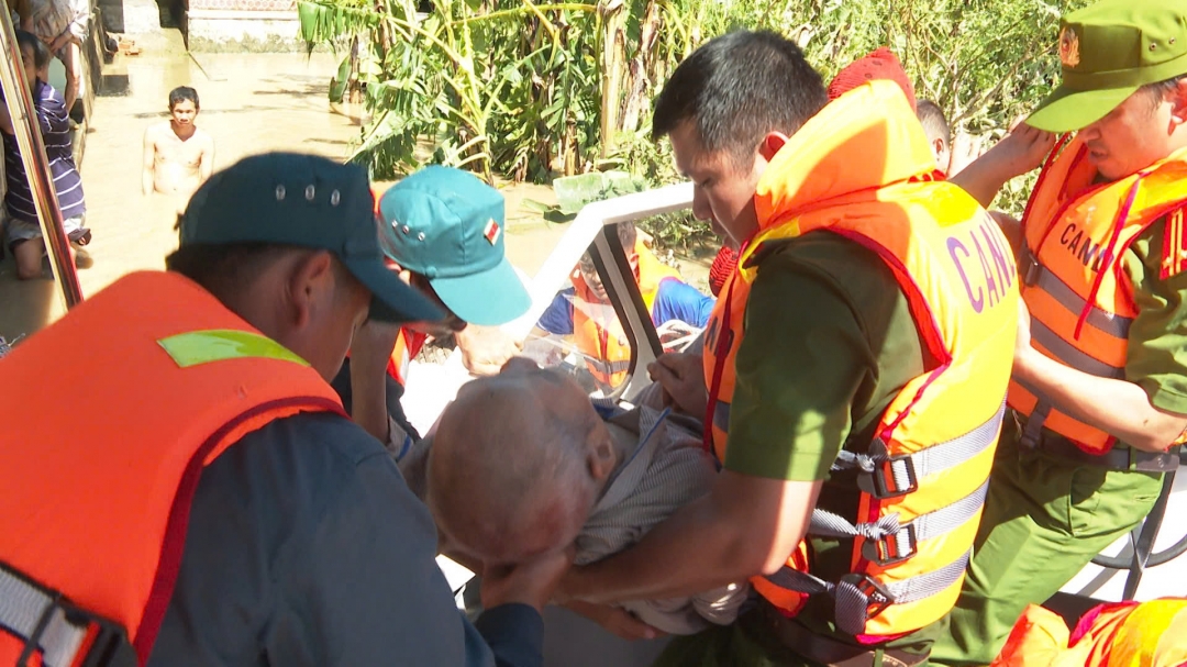 Lực lượng công an ứng cứu đưa ông Đỗ Văn Mười (thôn Định Trung 3) bị thương trong cơn bão đi cấp cứu. Ảnh: Duy Tiến