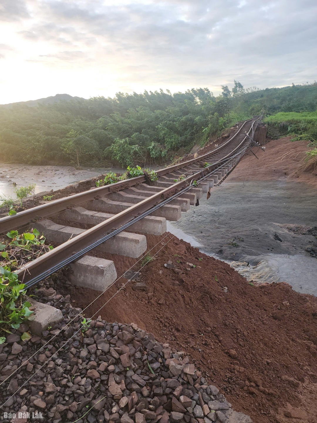 Đường sắt đoạn Km 1136 +800 đến Km 1136 + 900 (PL-VC) nước xói nền đường, treo ray, ở địa phận xã Xuân Lãnh. Ảnh: T.Thảo